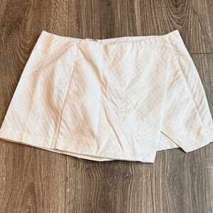 Like New Lilly Pulitzer Izzy Skort in Resort White